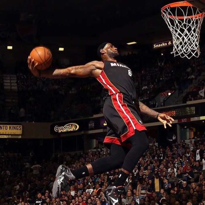 NBA 球星詹姆斯生涯十大扣篮精选，赢得了球迷们的尊敬和喜爱