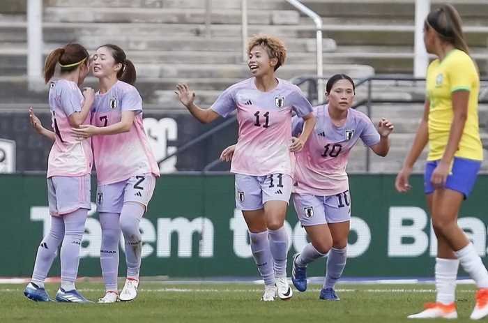 2分钟轰2球，2-0！日本掀翻世界第9，狂欢庆祝，中国女足0-3惨败