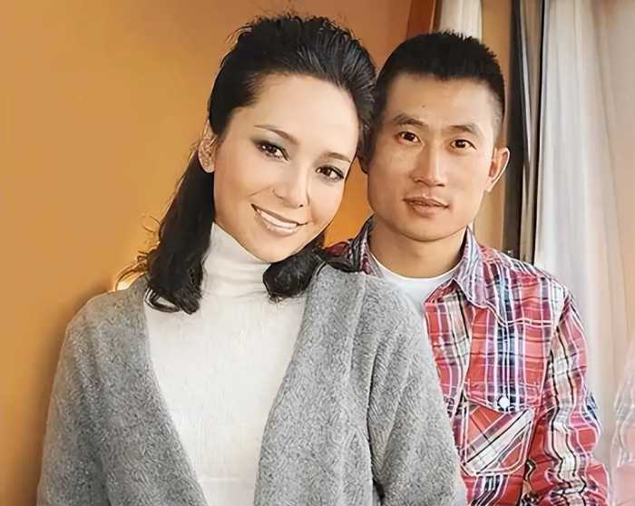 12年前，那个倒贴3套房嫁到河南农村的混血港姐郭羡妮，怎样了？