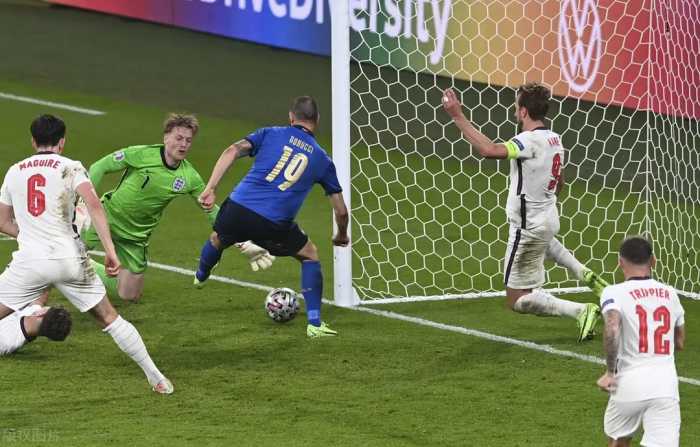 90分钟-英格兰1-1意大利将踢加时赛 卢克肖2分钟破门 博努奇扳平