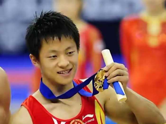 体操冠军张宏涛再次晒出肌肉照，回应之前网友议论：媳妇支持就行