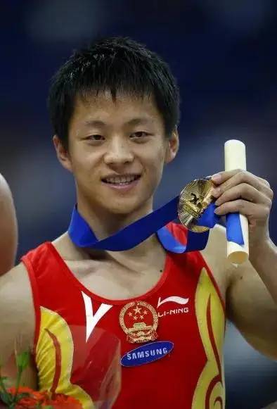 他获得过体操世界冠军，也是当下最火的网红帅哥。