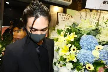 吴孟达葬礼现场：18岁儿子低头一言不发，黑眼圈浓重难掩悲痛