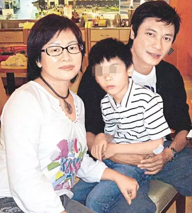 罗嘉良定居北京13年，大别墅中有3辆豪车，二婚生的女儿已10岁了