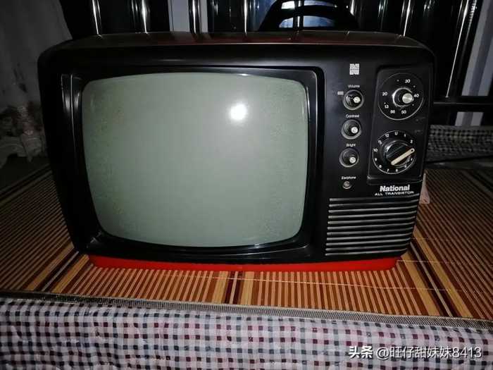 70年代1台12寸黑白电视420元，相当于现在多少钱？算完让人感叹！